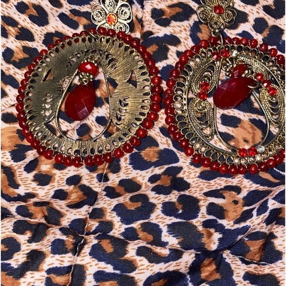 Two pair of Deepa Gurnani Style earrings. - Picture 4 of 4